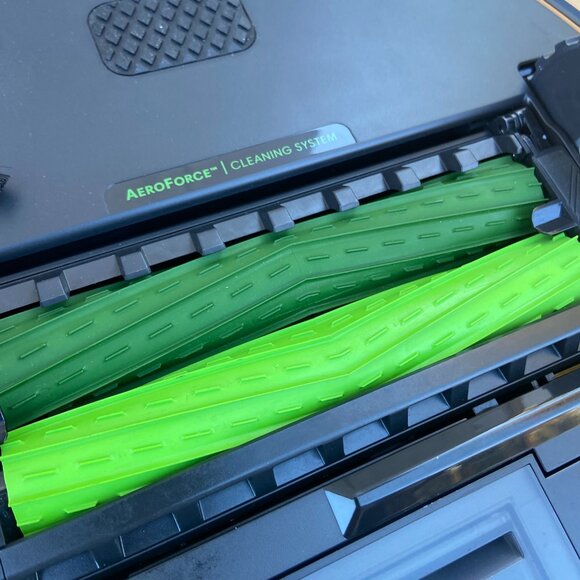 iRobot Roomba J7 WiFi Connected Smart Mapping Robot Cleaner Vacuum Exc Cond! - Picture 9 of 11